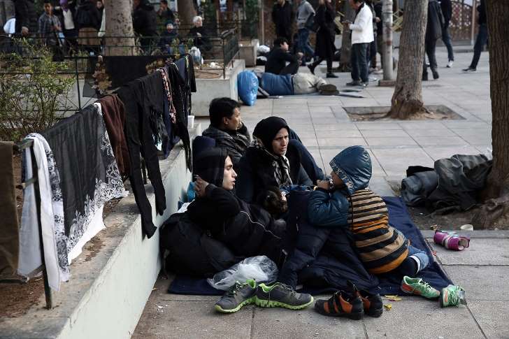 Σκηνές σοκ στην πλατεία Βικτωρίας: Δύο μετανάστες αποπειράθηκαν να αυτοκτονήσουν